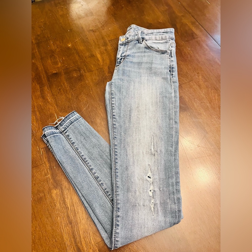 White House/Black jeans, skinny, slight distress